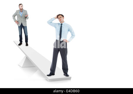 Scale di colore bianco del peso di due imprenditori Foto Stock