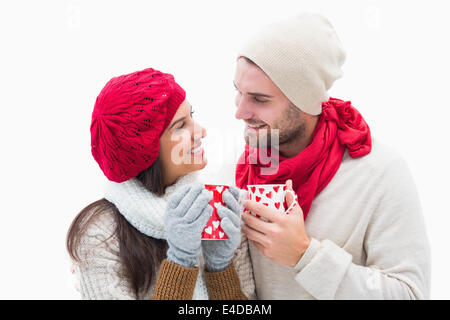 Attraente coppia giovane in vestiti caldi holding tazze Foto Stock