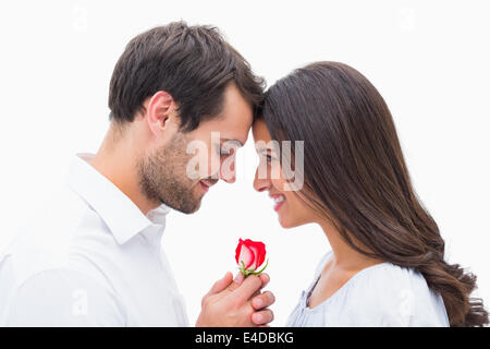Uomo bello che offre la sua ragazza una rosa Foto Stock