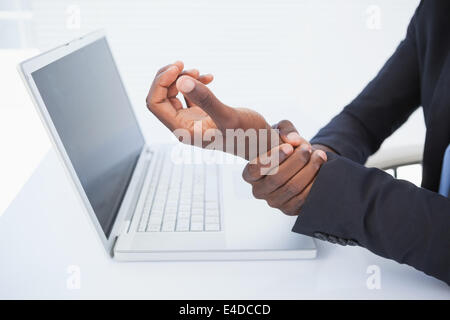 Imprenditore tenendo la sua mal di polso da digitando Foto Stock