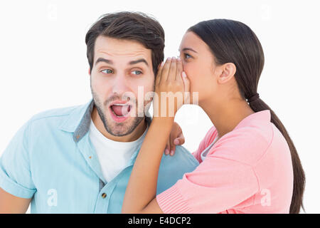 Brunette whispering segreto per il suo fidanzato Foto Stock