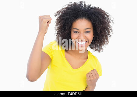 Pretty girl in giallo tshirt tifo in telecamera Foto Stock