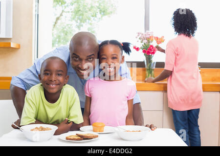 La famiglia felice avente insieme per la prima colazione al mattino Foto Stock