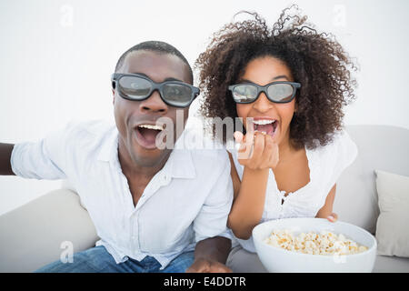 Giovane seduto sul divano insieme la visione di film in 3D Foto Stock