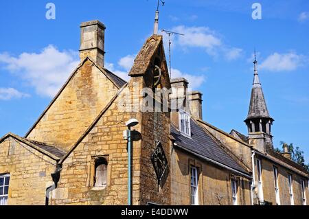 Coprifuoco torre sul angolo di High Street e Oxford street, Moreton-in-Marsh, Cotswolds, Gloucestershire, England, Regno Unito, western Foto Stock