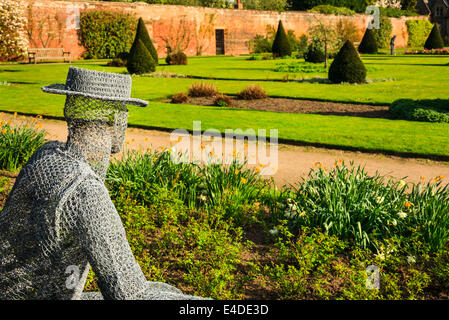 Un filo scultura intitolata " Il giardiniere' - da Derek Kinzett. Situato nel giardino di rose a Newstead Abbey, Nottinghamshire, Regno Unito Foto Stock