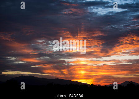 Il Nepal, Pokhara, sunrise, raggi di mattina presto luce allo spuntar del giorno Foto Stock