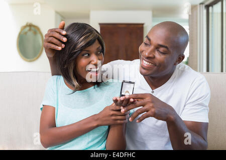 L'uomo sorprendente la sua fidanzata con un anello di fidanzamento sul lettino Foto Stock