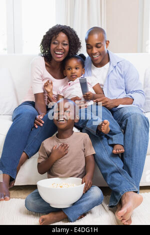 La famiglia felice di guardare la televisione insieme Foto Stock