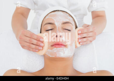 Pulitura a mano volto di donna con tamponi di cotone Foto Stock