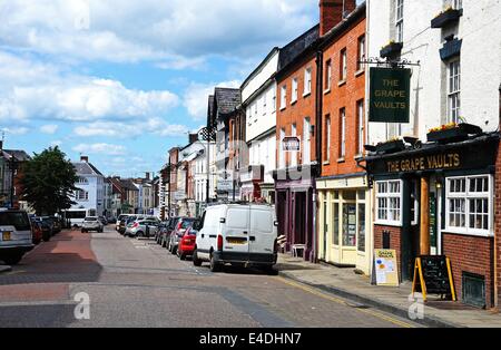 Vista dei negozi lungo Broad Street, Leominster, Herefordshire, Inghilterra, Regno Unito, Europa occidentale. Foto Stock