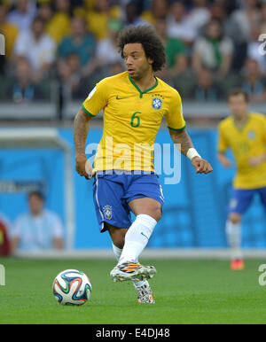 Belo Horizonte, Brasile. 08 Luglio, 2014. Il Brasile è Marcelo controlla la sfera durante la Coppa del Mondo FIFA 2014 semi-finale di partita di calcio tra il Brasile e la Germania a Estadio Mineirao a Belo Horizonte, Brasile, 08 luglio 2014. Foto: Thomas Eisenhuth/dpa/Alamy Live News Foto Stock