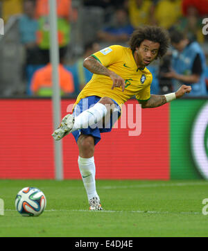 Belo Horizonte, Brasile. 08 Luglio, 2014. Il Brasile è Marcelo controlla la sfera durante la Coppa del Mondo FIFA 2014 semi-finale di partita di calcio tra il Brasile e la Germania a Estadio Mineirao a Belo Horizonte, Brasile, 08 luglio 2014. Foto: Thomas Eisenhuth/dpa/Alamy Live News Foto Stock