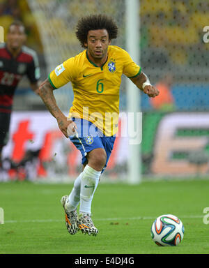 Belo Horizonte, Brasile. 08 Luglio, 2014. Il Brasile è Marcelo controlla la sfera durante la Coppa del Mondo FIFA 2014 semi-finale di partita di calcio tra il Brasile e la Germania a Estadio Mineirao a Belo Horizonte, Brasile, 08 luglio 2014. Foto: Thomas Eisenhuth/dpa/Alamy Live News Foto Stock