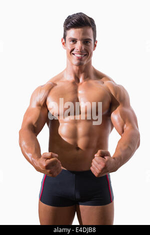 Ritratto di un giovane muscolare uomo clenching a suon di pugni Foto Stock