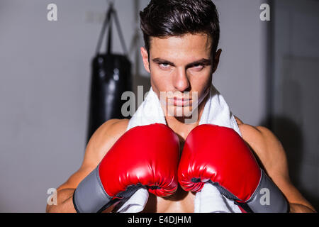 A petto nudo bello caucasico uomini pugile con forte muscolo formazione boxe  punch nel lato di