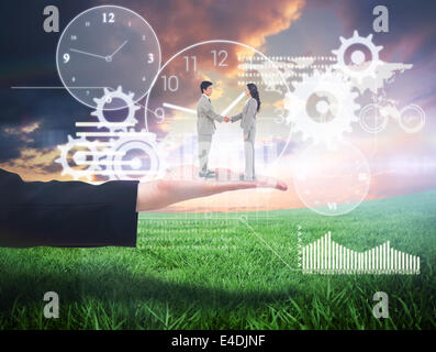 Immagine composita della vista laterale di hand shaking partner commerciali Foto Stock