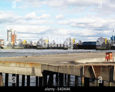 La Thames Barrier, Greenwich, London, England, Regno Unito, mostrato durante il funzionamento con il Flood i cancelli chiusi. Foto Stock