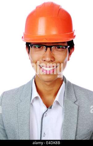 Ritratto di un felice uomo asiatico nel casco su sfondo bianco Foto Stock