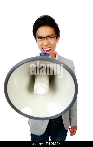 Ritratto di giovane uomo asiatico gridando con megafono Foto Stock