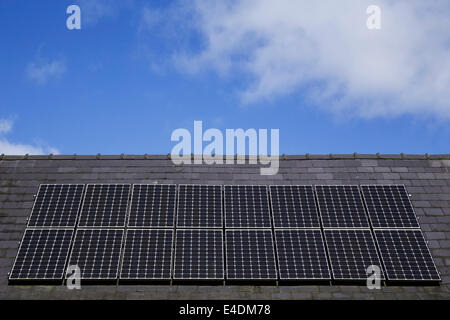 Tetto a pannelli solari sotto un cielo blu. Foto Stock