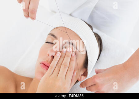 Mani belle di filettatura della donna del sopracciglio Foto Stock