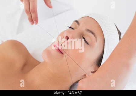 Mani belle di filettatura della donna del labbro superiore Foto Stock