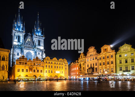 Immagine scattata di notte con uno dei simboli di Praga, la Chiesa di Nostra Signora di Tyn in Stare Mesto square. Foto Stock