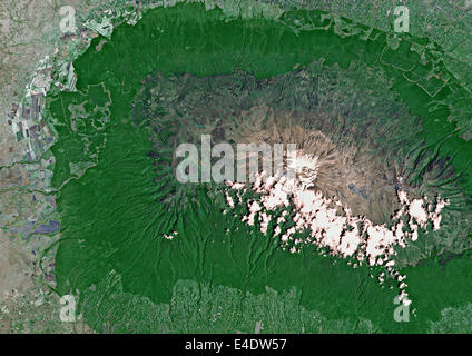 Kilimandjaro, Tanzania, True Color satellitare immagine. Porzioni del Kenya e della Tanzania, Africa, può essere visto in questa immagine. Il picco Foto Stock