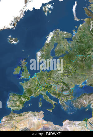 Europa con i confini e grandi fiumi, True Color immagine satellitare. True color satellitare immagine dell' Europa con il paese bo Foto Stock