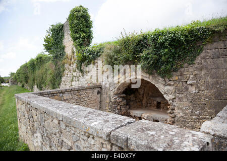 Una parte del percorso di bastioni del porto di Brouage (Francia), che offre ai visitatori la visione del suo a forma di stella silhouette. Foto Stock