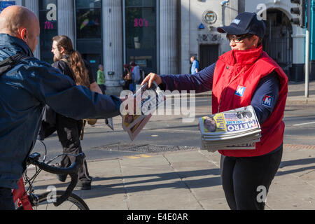 Persona tenendo un libero giornale Metro, Nottingham, Inghilterra, Regno Unito Foto Stock