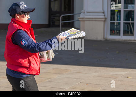 Giornale gratuito distributore. Persona la distribuzione Metro quotidiani, Nottingham, Inghilterra, Regno Unito Foto Stock