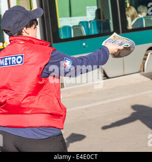 Giornale Metro distributore dando dei quotidiani gratuiti, Nottingham, Inghilterra, Regno Unito Foto Stock