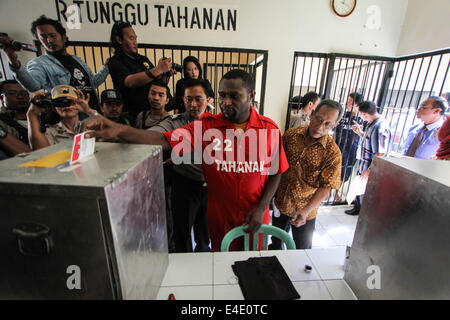 Di Semarang, Giava centrale, Indonesia. 9 Luglio, 2014. Detenuti indonesiano esprimano il loro voto per l'indonesia elezioni presidenziali in una prigione il 9 luglio 2014 a Semarang, Giava centrale, Indonesia. Il governatore di Jakarta Joko Widodo competere con l ex generale Prabowo Subianto nelle elezioni presidenziali per determinare Indonesia nuovo presidente per il 2014-2019. Credito: Wf Sihardian/NurPhoto/ZUMA filo/Alamy Live News Foto Stock