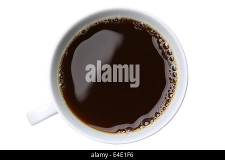 Il caffè fresco in una tazza da sopra, isolato su sfondo bianco Foto Stock