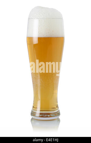 La birra in un bicchiere con schiuma, isolato su uno sfondo bianco Foto Stock