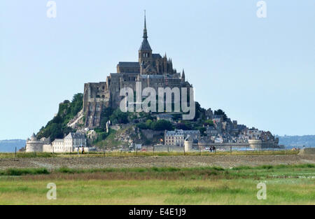 Il Mont Saint Michel Abbey in Bassa Normandia (Francia) al tempo di sera Foto Stock