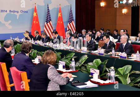 Pechino, Cina. 9 Luglio, 2014. Chinese Vice Premier Wang Yang e U.S. Il segretario al Tesoro Jacob Lew co-presiede la cerimonia di apertura della pista economica del sesto round della Cina-STATI UNITI Strategico e il dialogo economico a Pechino Capitale della Cina, 9 luglio 2014. Credito: Li Tao/Xinhua/Alamy Live News Foto Stock