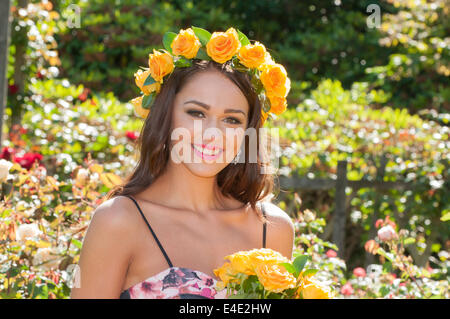 Belfast, Irlanda del Nord. 9 lug 2014 - Rebecca Shirley, Miss Irlanda del Nord 2014, lancia la Settimana di rose. Quest anno ricorre il cinquantesimo anniversario dell'evento, che si terrà a Dixon Park a Belfast. Credito: Stephen Barnes/Alamy Live News Foto Stock