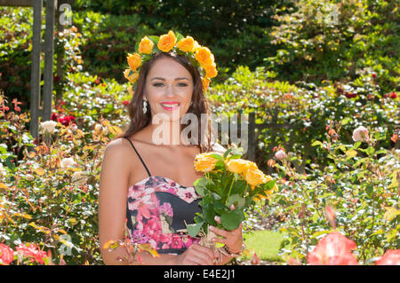 Belfast, Irlanda del Nord. 9 lug 2014 - Rebecca Shirley, Miss Irlanda del Nord 2014, lancia la Settimana di rose. Quest anno ricorre il cinquantesimo anniversario dell'evento, che si terrà a Dixon Park a Belfast. Credito: Stephen Barnes/Alamy Live News Foto Stock