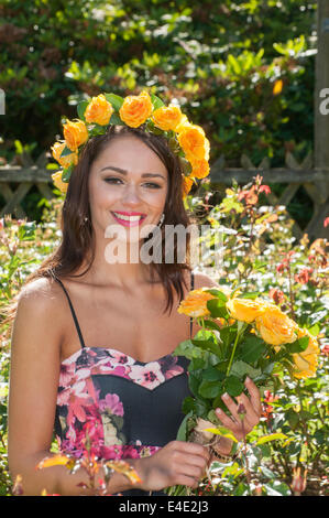 Belfast, Irlanda del Nord. 9 lug 2014 - Rebecca Shirley, Miss Irlanda del Nord 2014, lancia la Settimana di rose. Quest anno ricorre il cinquantesimo anniversario dell'evento, che si terrà a Dixon Park a Belfast. Credito: Stephen Barnes/Alamy Live News Foto Stock