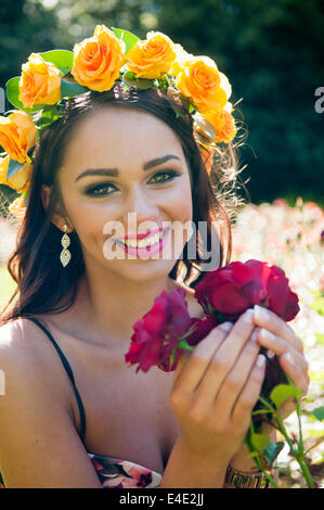 Belfast, Irlanda del Nord. 9 lug 2014 - Rebecca Shirley, Miss Irlanda del Nord 2014, lancia la Settimana di rose. Quest anno ricorre il cinquantesimo anniversario dell'evento, che si terrà a Dixon Park a Belfast. Credito: Stephen Barnes/Alamy Live News Foto Stock