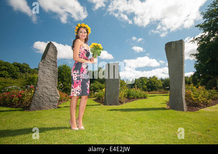 Belfast, Irlanda del Nord. 9 lug 2014 - Rebecca Shirley, Miss Irlanda del Nord 2014, lancia la Settimana di rose. Quest anno ricorre il cinquantesimo anniversario dell'evento, che si terrà a Dixon Park a Belfast. Credito: Stephen Barnes/Alamy Live News Foto Stock