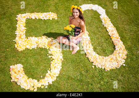 Belfast, Irlanda del Nord. 9 lug 2014 - Rebecca Shirley, Miss Irlanda del Nord 2014, lancia la Settimana di rose. Quest anno ricorre il cinquantesimo anniversario dell'evento, che si terrà a Dixon Park a Belfast. Credito: Stephen Barnes/Alamy Live News Foto Stock