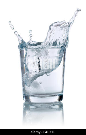 Un cubetto di ghiaccio è schizzi in un bicchiere con acqua Foto Stock
