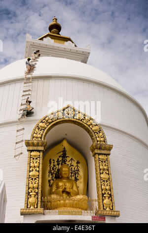 Il Nepal, Pokhara, Ananada Hill, Shanti Stupa, uomini della pittura la pace mondiale Pagoda white Foto Stock