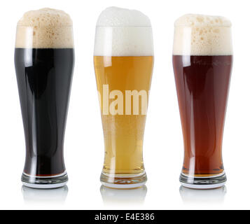 Set di birra in vetro con schiuma, isolato su uno sfondo bianco Foto Stock