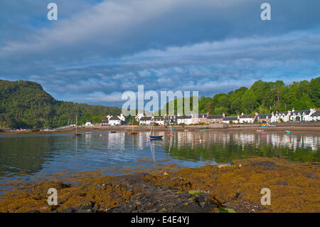 Plockton villaggio ed un porto con la bassa marea, Loch Carron, Wester Ross, Highlands scozzesi, regione delle Highlands, Scotland, Regno Unito Foto Stock