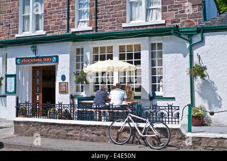 4 persone sedute a pranzo in estate sole sulla terrazza esterna al Plockton Inn, rinomato ristorante di pesce, Plockton, Highlands scozzesi Foto Stock